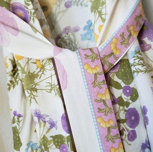 White Floral Short Cotton Kimono with Sash - Picture 9 of 14